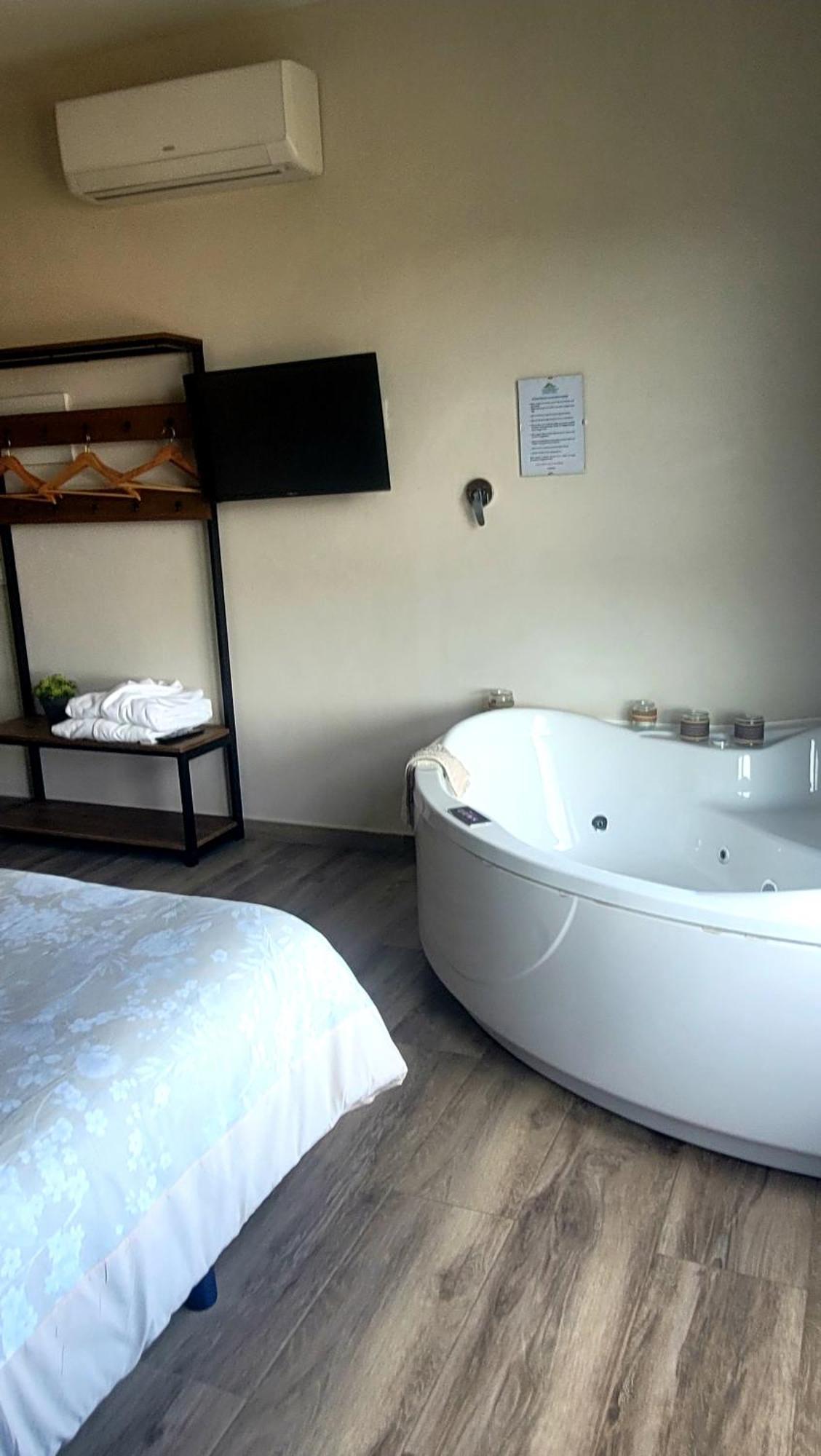Casas Rurales Maribel - Complejo Moradas Del Cerro 2 - Suites Con Jacuzzi En Alcala Del Jucar Casas del Cerro ห้อง รูปภาพ